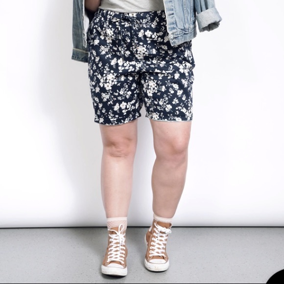 Wildfang THE ESSENTIAL BLUE FLORAL DRAWSTRING SHORT medium - Picture 2 of 13